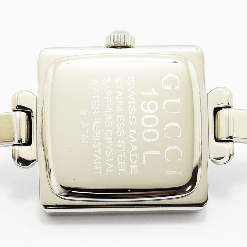 VINTAGE WATCHES FASHIONのGUCCI 1900Lレディース腕時計の裏蓋。ステンレススチール製でモデル名と仕様が刻印されたクローズアップ。