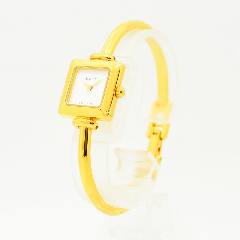 VINTAGE WATCHES FASHIONのGUCCI 1900Lレディースバングルウォッチ。ゴールドトーンのスクエア型ケースと華奢なブレスレットが特徴の洗練されたスイス製腕時計。