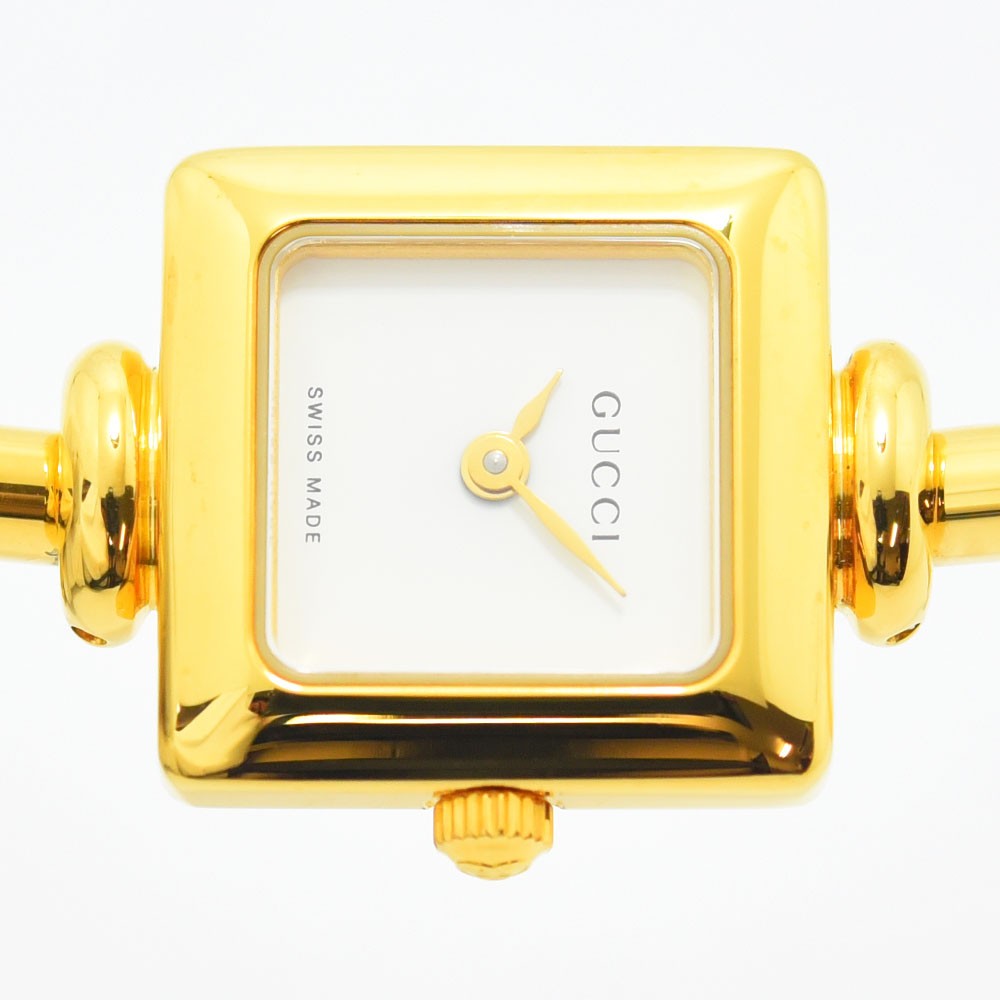 VINTAGE WATCHES FASHIONのGUCCI 1900Lレディースバングルウォッチ。ゴールドトーンのスクエアケースとホワイト文字盤がエレガントな腕時計