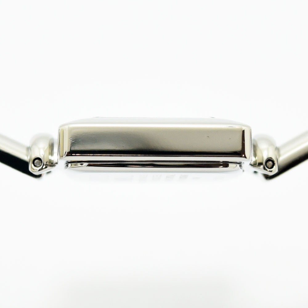 VINTAGE WATCHES FASHIONのGUCCI 1900Lレディース腕時計。シルバーのステンレス製スクエアケースとバングルブレスレットの側面。