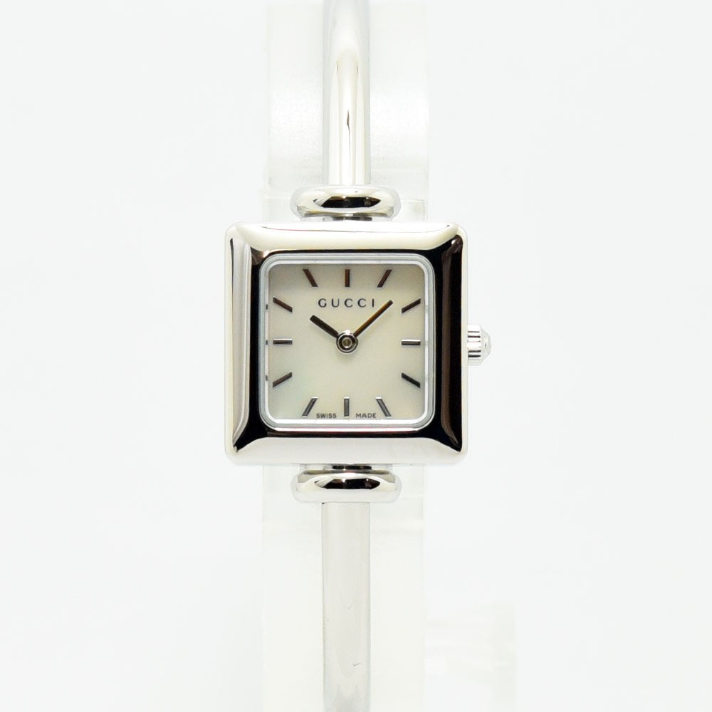 VINTAGE WATCHES FASHIONのGUCCI 1900Lスクエアバングルウォッチ。シルバーのステンレス製でミニマルなデザインのレディース腕時計。