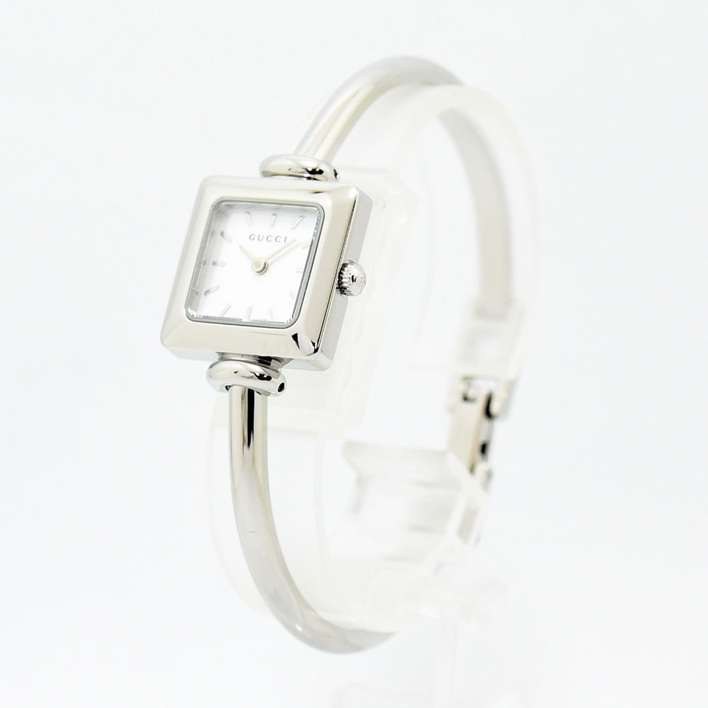 VINTAGE WATCHES FASHIONのGUCCI 1900Lレディース腕時計。シルバーのステンレス製スクエアケースとバングルブレスレットが特徴のミニマルなデザイン。