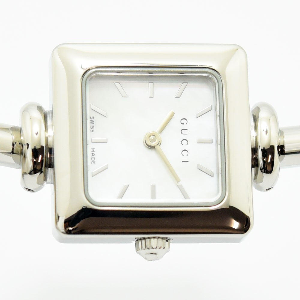 VINTAGE WATCHES FASHIONのGUCCI 1900Lスクエアバングルウォッチ。シルバーのステンレス製でミニマルな文字盤が特徴のレディース腕時計