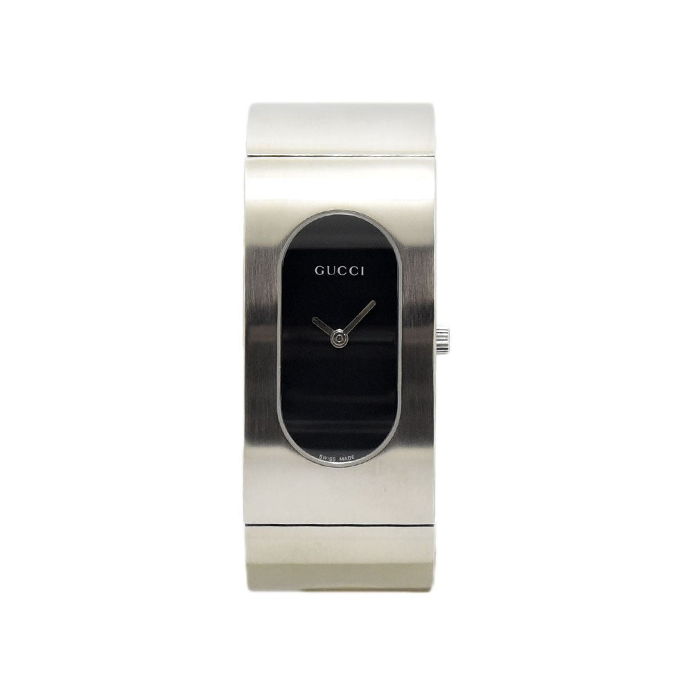 VINTAGE WATCHES FASHIONのGUCCI 2400Lレディース腕時計。シルバーのステンレススチール製バングルとブラックの文字盤が特徴のミニマルなデザイン。