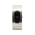 VINTAGE WATCHES FASHIONのGUCCI 2400Lレディース腕時計。シルバーのステンレススチール製バングルとブラックの文字盤が特徴のミニマルなデザイン。
