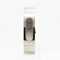 VINTAGE WATCHES FASHIONのGUCCI 2400Sレディースバングルウォッチ。シルバーのステンレススチール製で、楕円形のケースが特徴的なミニマルなデザイン。