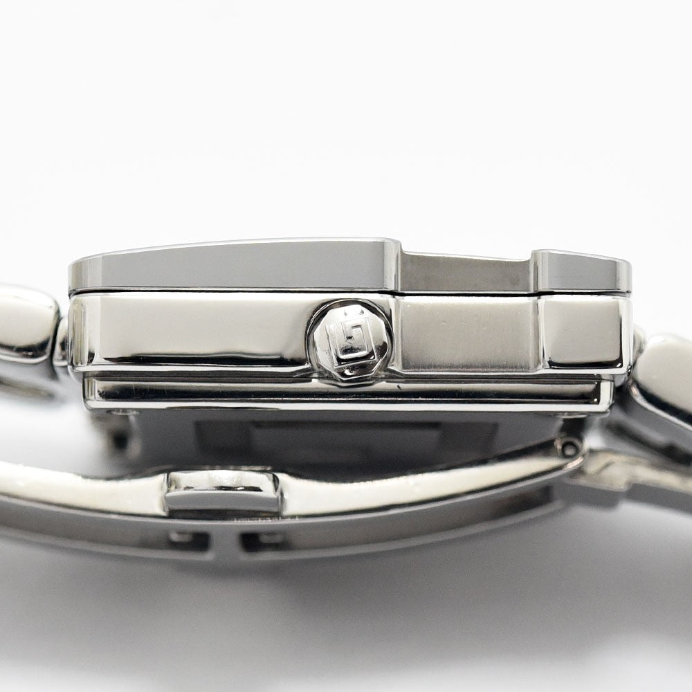 VINTAGE WATCHES FASHIONのGUCCI 3600Mスクエアウォッチ。ステンレススチール製のケース側面とリューズのロゴディテール。