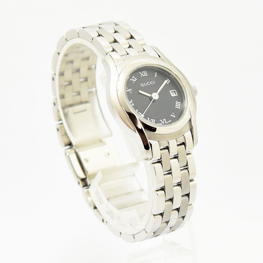 VINTAGE WATCHES FASHIONのGucci 5500Lレディース腕時計。シルバーのステンレススチール製ブレスレットとブラックの文字盤、ローマ数字インデックスが特徴。