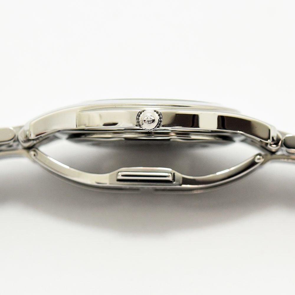 VINTAGE WATCHES FASHIONのGUCCI 5500M腕時計。ステンレススチール製のケースとリューズの側面、ブランドロゴが刻印されたディテール。