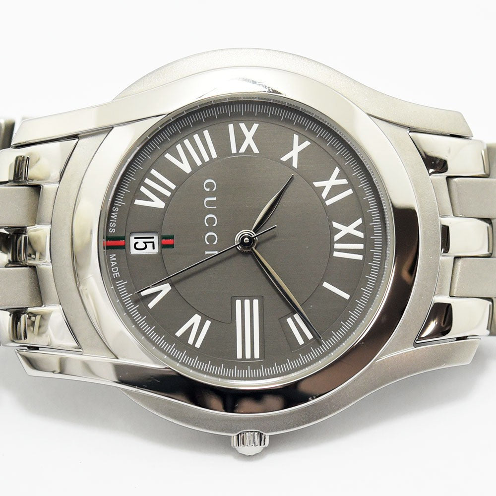 VINTAGE WATCHES FASHIONのGUCCI 5500M腕時計。シルバーのステンレス製で、ローマ数字の文字盤とウェブストライプが特徴。
