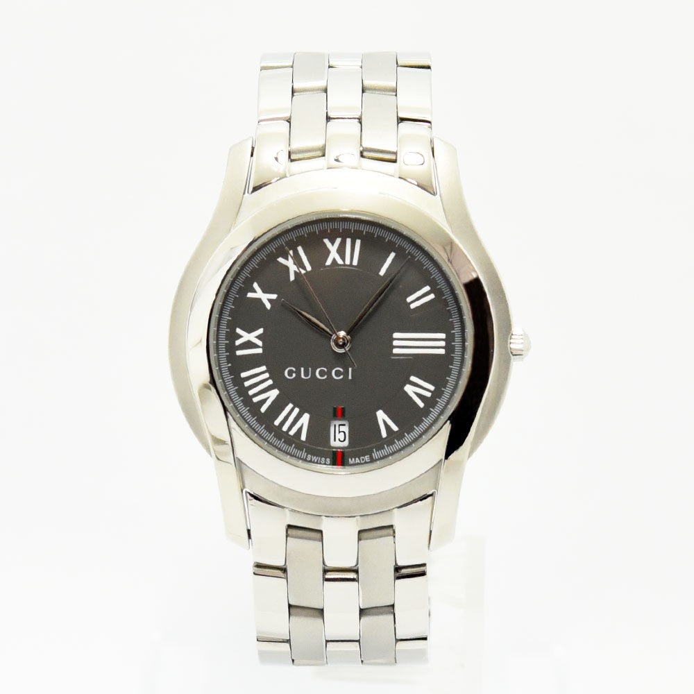 VINTAGE WATCHES FASHIONのGUCCI 5500M腕時計。シルバーのステンレス製で、黒文字盤にローマ数字と日付表示、ウェブストライプが特徴。