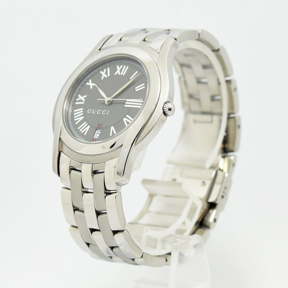 VINTAGE WATCHES FASHIONのGUCCI 5500M腕時計。シルバーのステンレススチール製で、ローマ数字の文字盤と日付表示を備えた洗練されたアナログ時計。