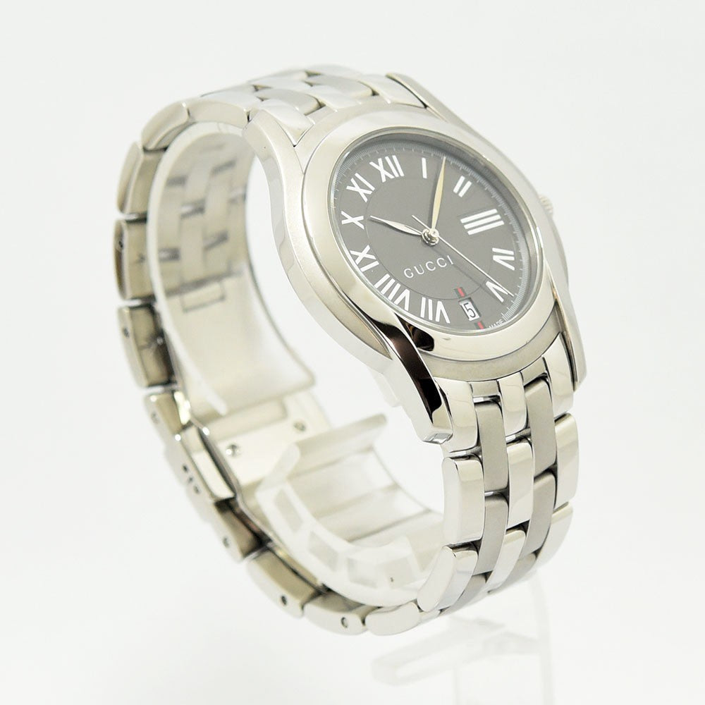 VINTAGE WATCHES FASHIONのGUCCI 5500Mステンレススチール製アナログ腕時計。ローマ数字の文字盤と日付表示を備えたシルバーの高級感あるデザイン。