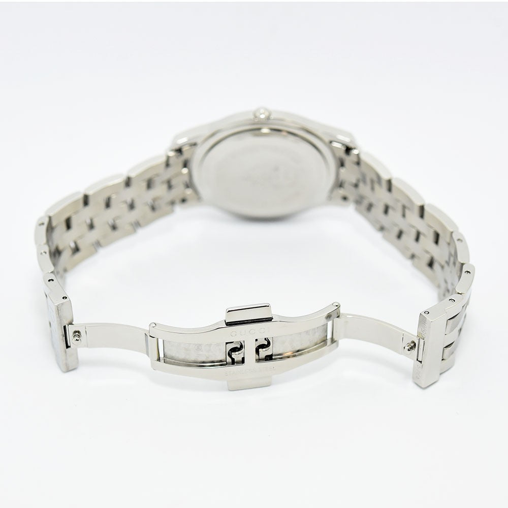 VINTAGE WATCHES FASHIONのGUCCI 5500M腕時計。シルバーのステンレススチール製ブレスレットとプッシュ式バックルの背面ビュー。
