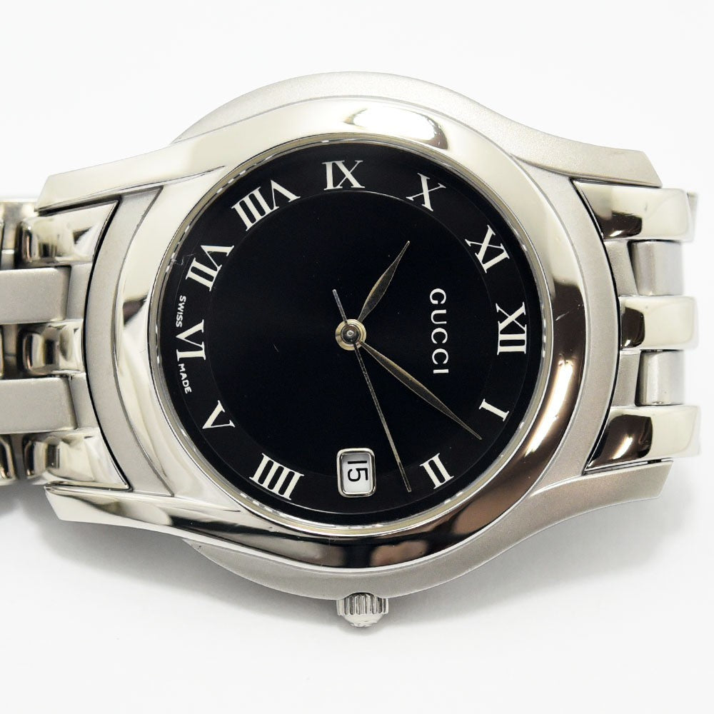 VINTAGE WATCHES FASHIONのGUCCI 5500M腕時計。ブラック文字盤にローマ数字、日付表示付きのシルバーステンレス製アナログ時計。