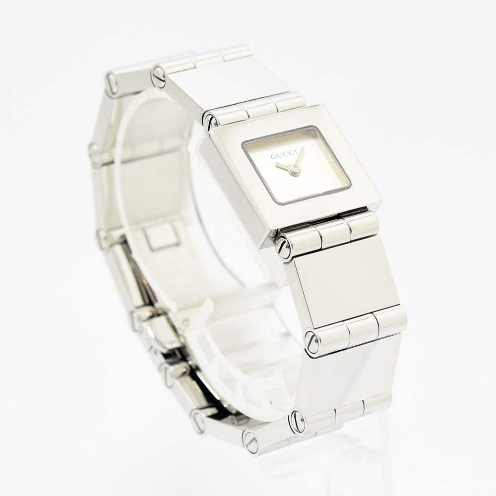 VINTAGE WATCHES FASHIONのGUCCI 600Lレディース腕時計。シルバーのステンレススチール製スクエアケースとブレスレットが特徴の洗練されたミニマルなデザイン。