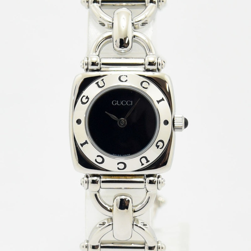 VINTAGE WATCHES FASHIONのGUCCI 6400Lレディース腕時計。シルバーのステンレススチール製で、ロゴ入りベゼルとブラック文字盤が特徴的。