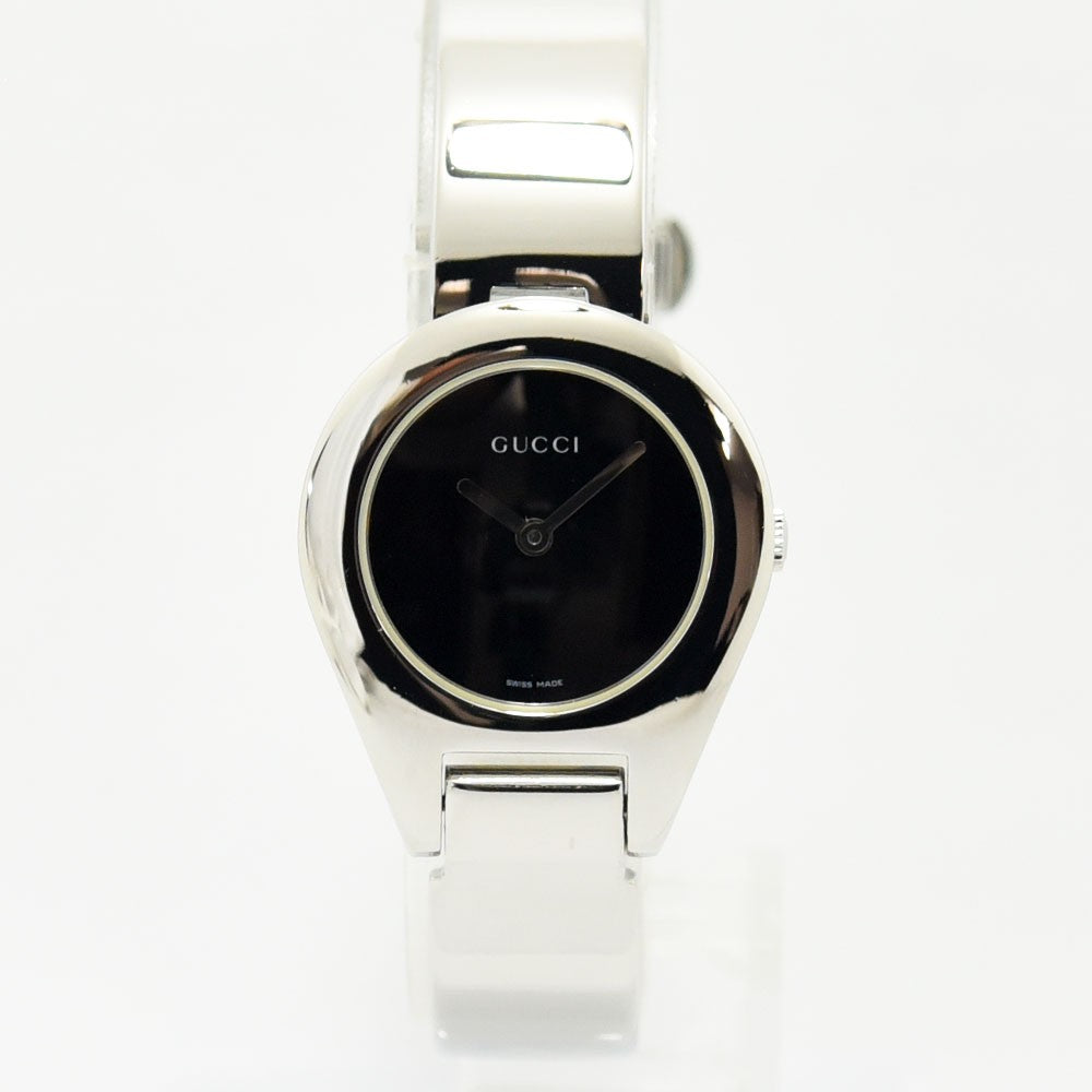 VINTAGE WATCHES FASHIONのGUCCI 6700Lレディース腕時計。ブラック文字盤とステンレススチール製バングルが特徴のミニマルなデザイン。