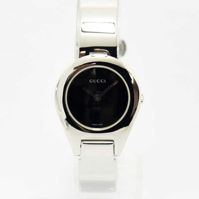 VINTAGE WATCHES FASHIONのGUCCI 6700Lレディース腕時計。ブラック文字盤とステンレススチール製バングルが特徴のミニマルなデザイン。