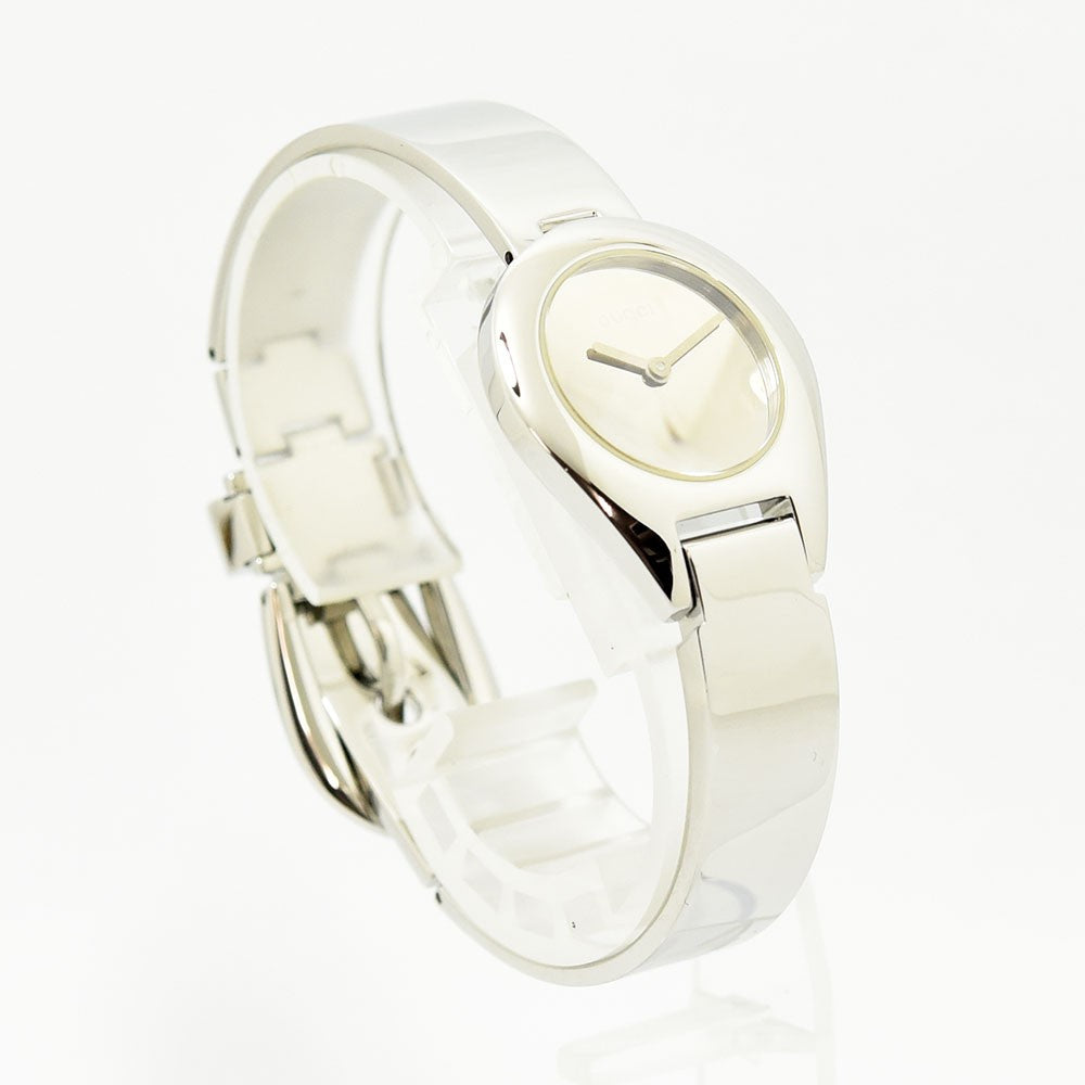 VINTAGE WATCHES FASHIONのGUCCI 6700Lレディースバングルウォッチ。光沢のあるステンレススチール製でミニマルなデザインの腕時計