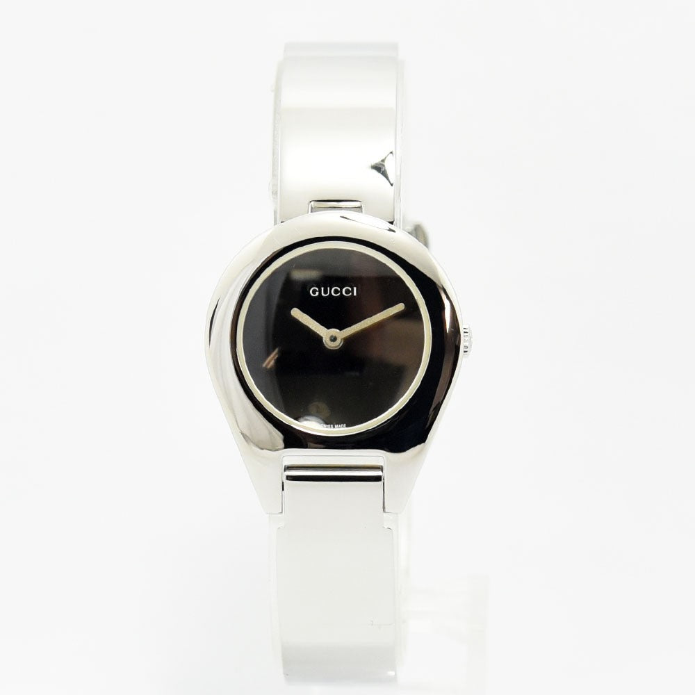 VINTAGE WATCHES FASHIONのGUCCI 6700Lレディース腕時計。光沢のあるステンレススチール製バングルとミニマルな黒い文字盤が特徴の洗練されたデザイン。