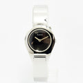 VINTAGE WATCHES FASHIONのGUCCI 6700Lレディース腕時計。光沢のあるステンレススチール製バングルとミニマルな黒い文字盤が特徴の洗練されたデザイン。