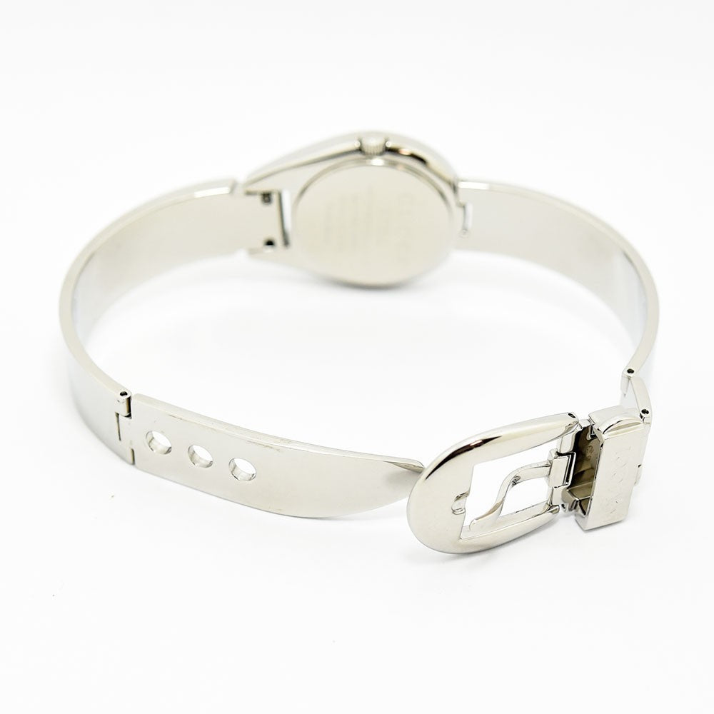 VINTAGE WATCHES FASHIONのGUCCI 6700Lレディース腕時計。光沢のあるステンレススチール製バングルウォッチの背面と留め具のディテール。
