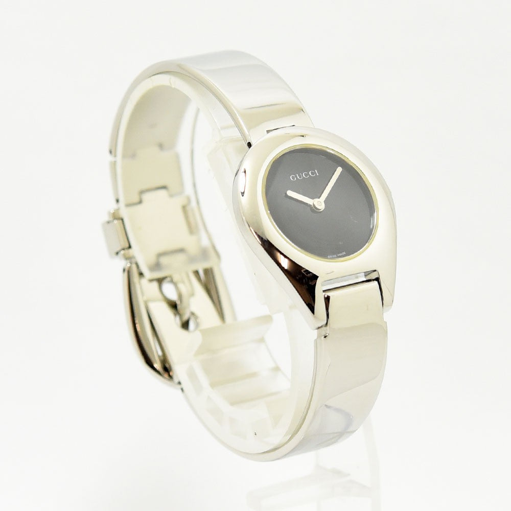 VINTAGE WATCHES FASHIONのGUCCI 6700Lレディース腕時計。ブラック文字盤とステンレススチール製バングルが特徴のミニマルでエレガントなデザイン。