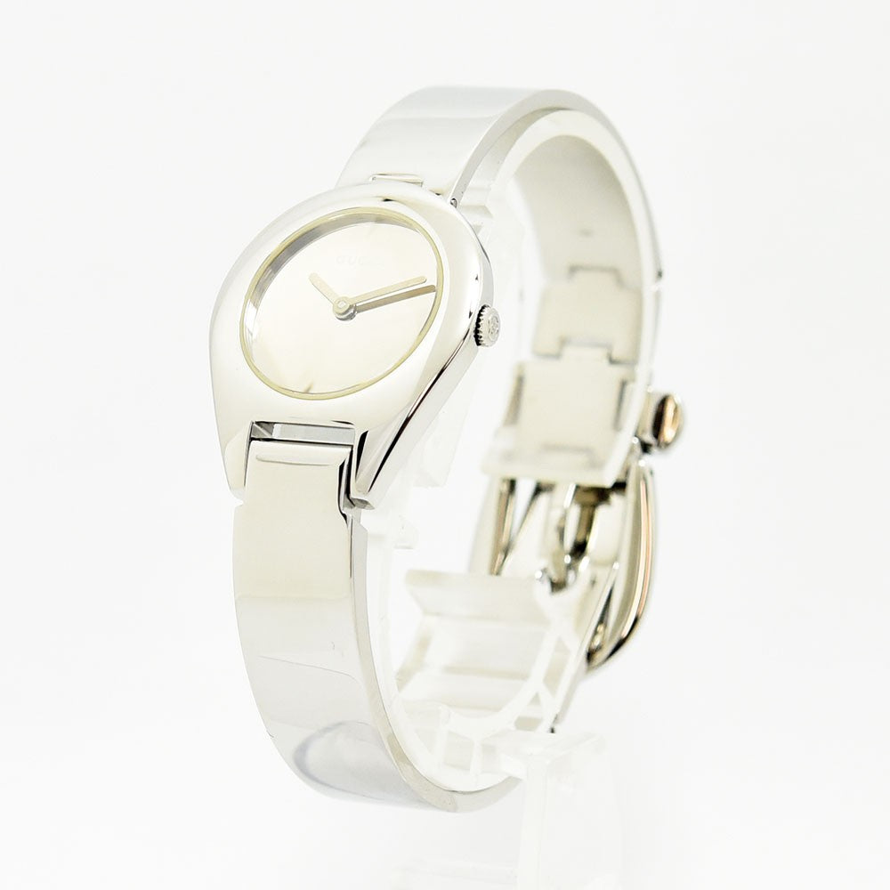 VINTAGE WATCHES FASHIONのGUCCI 6700Lレディース腕時計。光沢のあるステンレススチール製バングルウォッチで、ミニマルで洗練されたデザインが特徴。