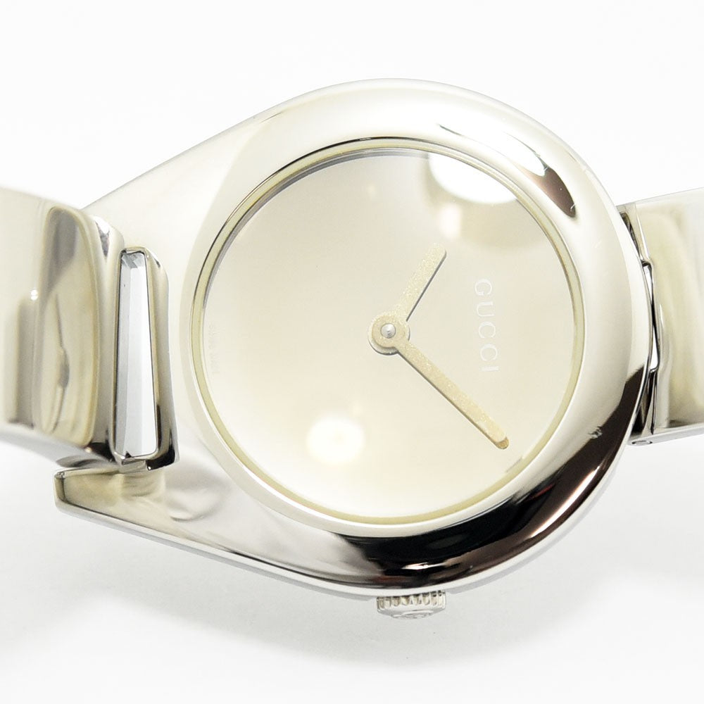 VINTAGE WATCHES FASHIONのGUCCI 6700Lレディース腕時計。光沢のあるステンレススチール製バングルウォッチ。
