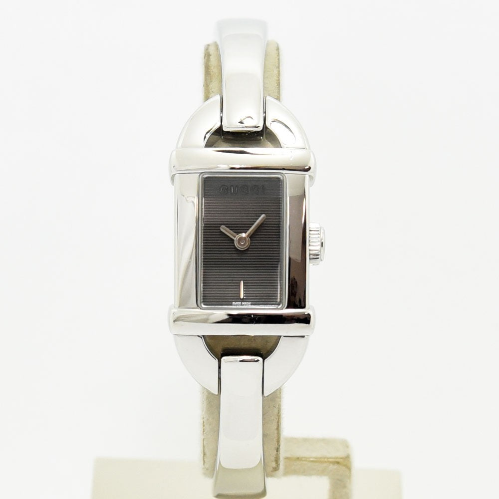 VINTAGE WATCHES FASHIONのGUCCI 6800Lレディースバングルウォッチ。シルバーのステンレススチール製で、ダークトーンの文字盤が上品な輝きを放つエレガントな腕時計。