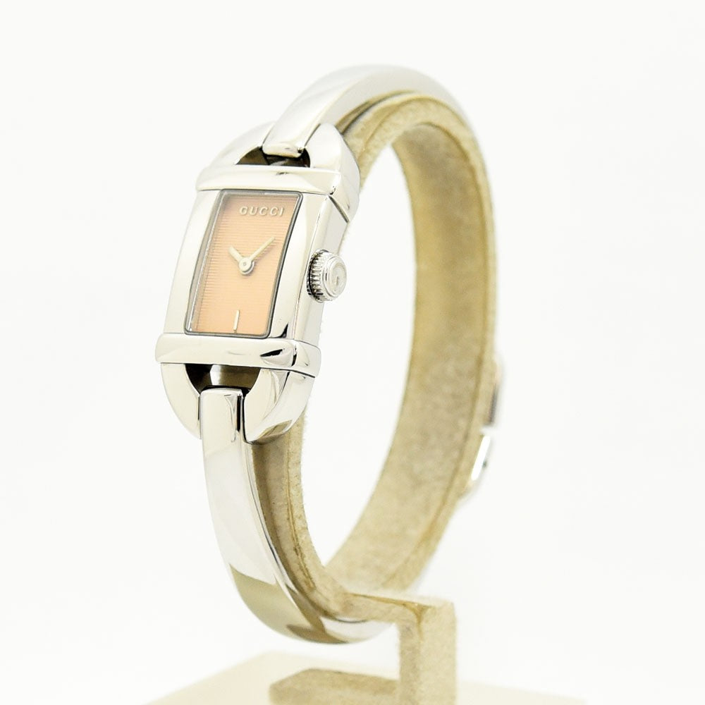 VINTAGE WATCHES FASHIONのGUCCI 6800Lレディース腕時計。シルバーのステンレス製バングルと上品なピンクベージュの文字盤が特徴。