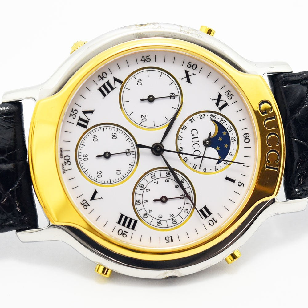 VINTAGE WATCHES FASHIONのGUCCI 8300ヴィンテージ腕時計。シルバーとゴールドのケースにホワイトの文字盤、ムーンフェイズ機能とブラックの型押しレザーベルトが特徴。