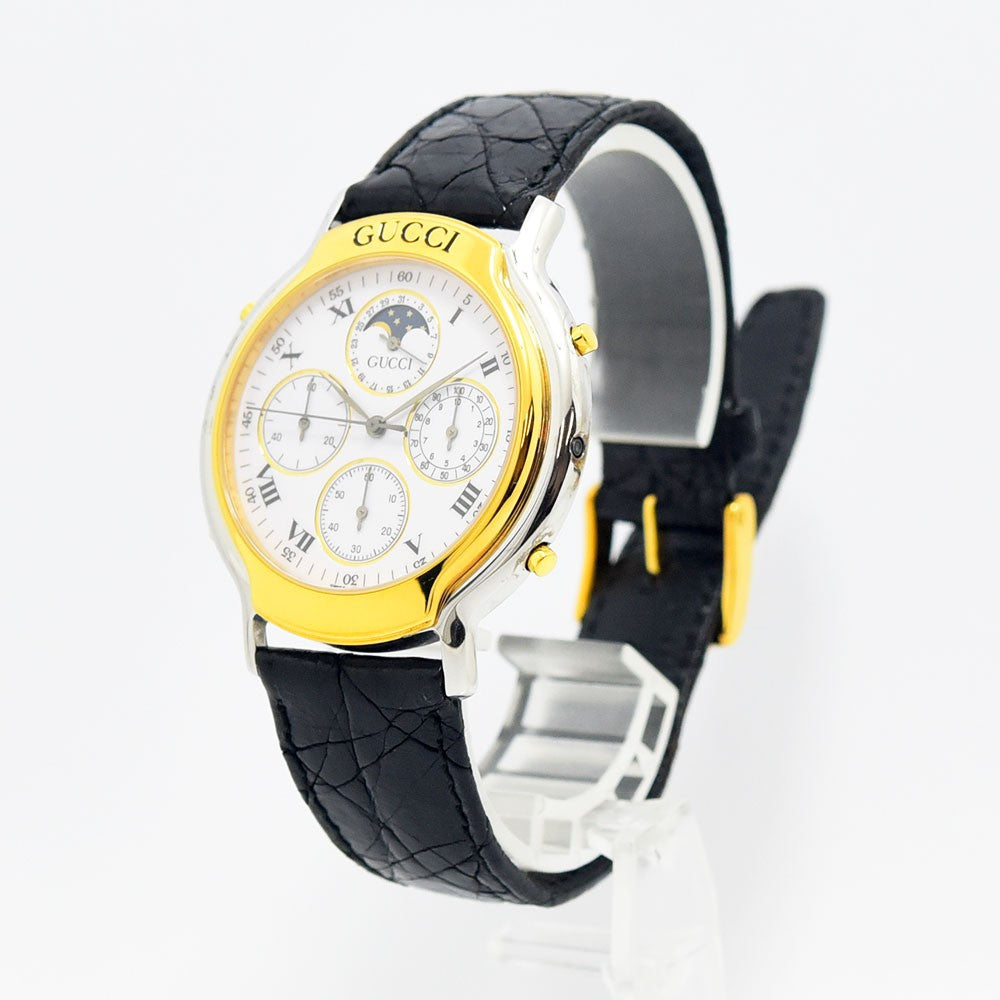 VINTAGE WATCHES FASHIONのGUCCIヴィンテージ腕時計8300モデル。ゴールドとシルバーのコンビケースにホワイトの文字盤、ムーンフェイズ機能とブラックの型押しレザーベルトが特徴。