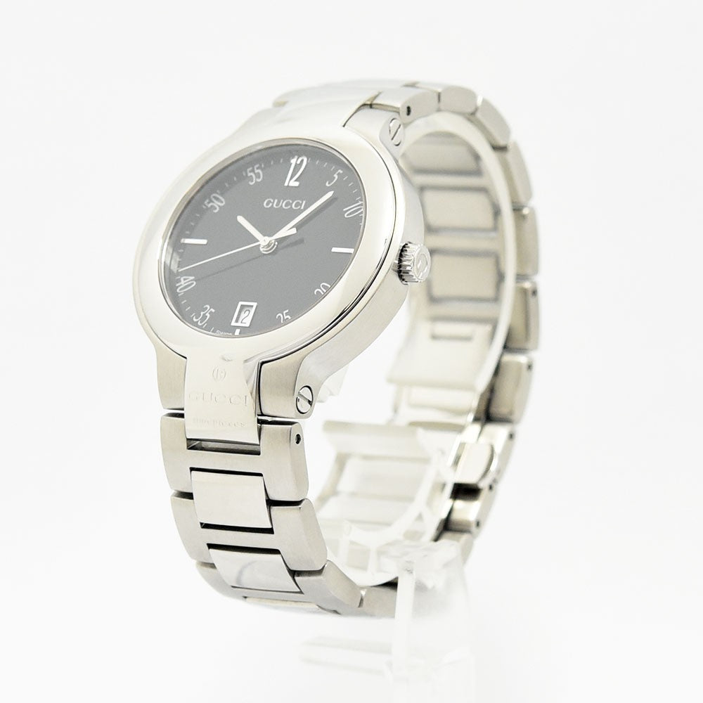 VINTAGE WATCHES FASHIONのGUCCI 8900Mメンズ腕時計。ブラック文字盤にシルバーのステンレススチール製ケースとブレスレットが輝く洗練されたデザイン。