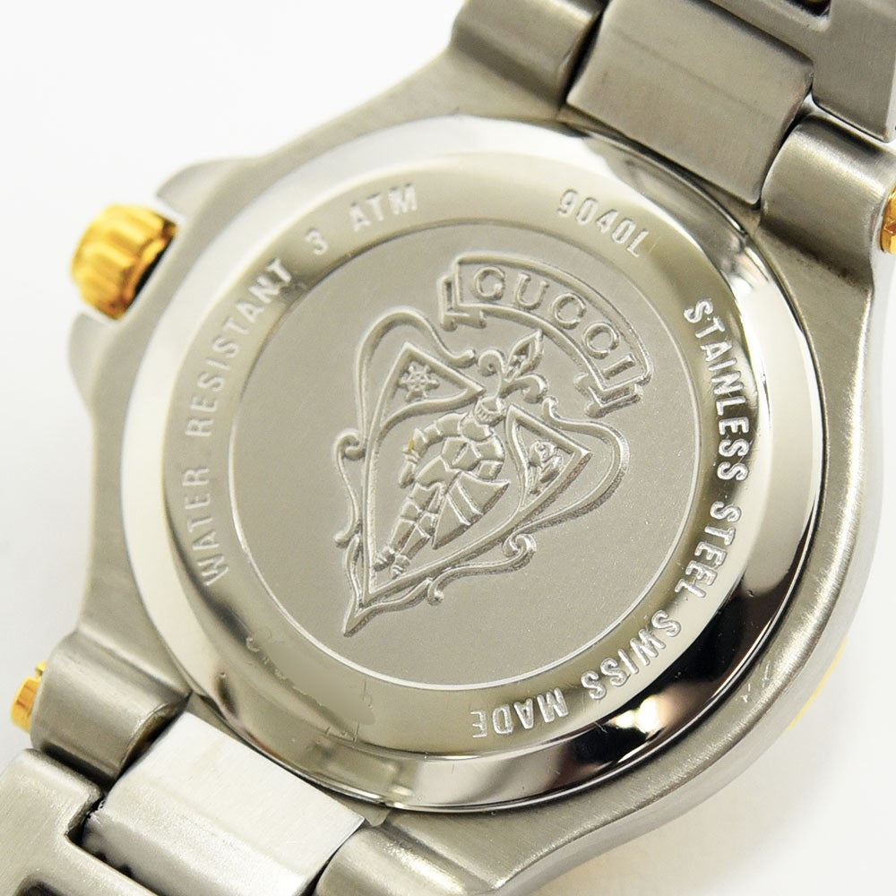 VINTAGE WATCHES FASHIONのGucciレディース腕時計9040Lのステンレススチール製ケースバック。ブランドロゴと騎士の紋章が刻印された詳細な背面図