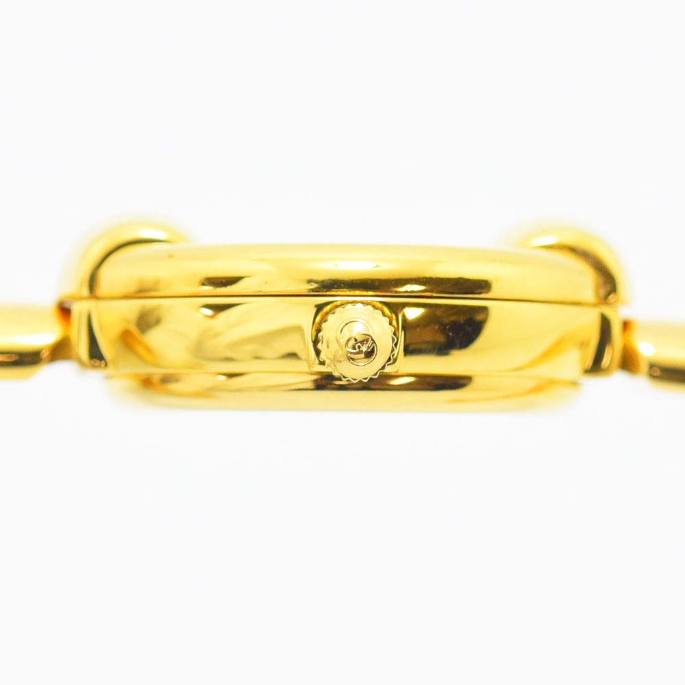 VINTAGE WATCHES FASHIONのGUCCI 1400Lバングルウォッチ。ゴールドカラーのステンレス製ケース側面とリューズのクローズアップ。