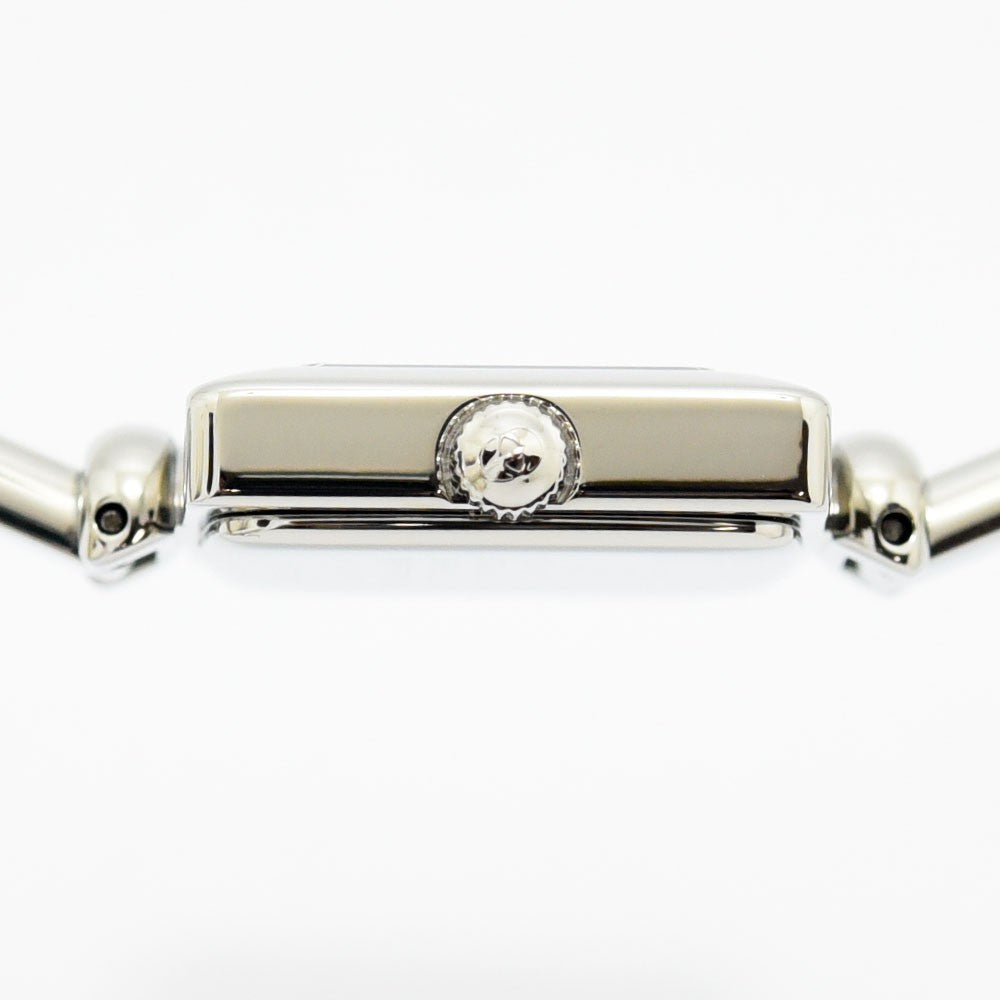 VINTAGE WATCHES FASHIONのGUCCI 1900Lレディースバングルウォッチ。シルバーのステンレス製スクエアケースとリューズの側面。