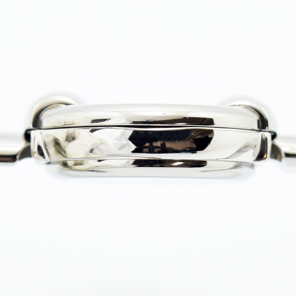 VINTAGE WATCHES FASHIONのGUCCI 1400Lレディースバングルウォッチの側面、シルバーのステンレススチール製ケース