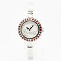 VINTAGE WATCHES FASHIONのGucciレディースバングルウォッチ。シルバーのステンレス製でベゼルに赤いストーンをあしらったエレガントなデザイン。