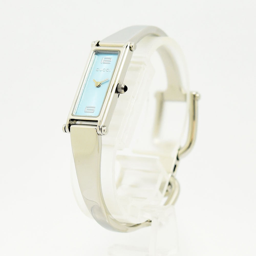 VINTAGE WATCHES FASHIONのGucci 1500Lレディース腕時計。ライトブルーの文字盤とシルバーのステンレススチール製バングルが特徴的なエレガントなデザイン。