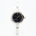 VINTAGE WATCHES FASHIONのGUCCIレディースバングルウォッチ。シルバーのステンレス製で、ブラックの文字盤にフローラル柄と12時のダイヤモンドが輝くエレガントな腕時計。