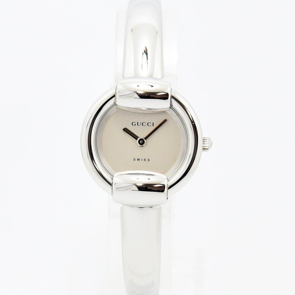 VINTAGE WATCHES FASHIONのGUCCI 1400Lレディースバングルウォッチ。シルバーのステンレス製でミニマルな文字盤が特徴。