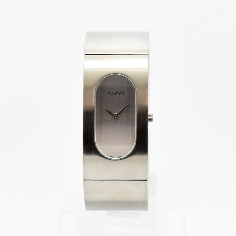VINTAGE WATCHES FASHIONのGucci 2400Lバングルウォッチ。マットな質感のステンレススチール製で、ミニマルで洗練されたデザインのレディース腕時計。
