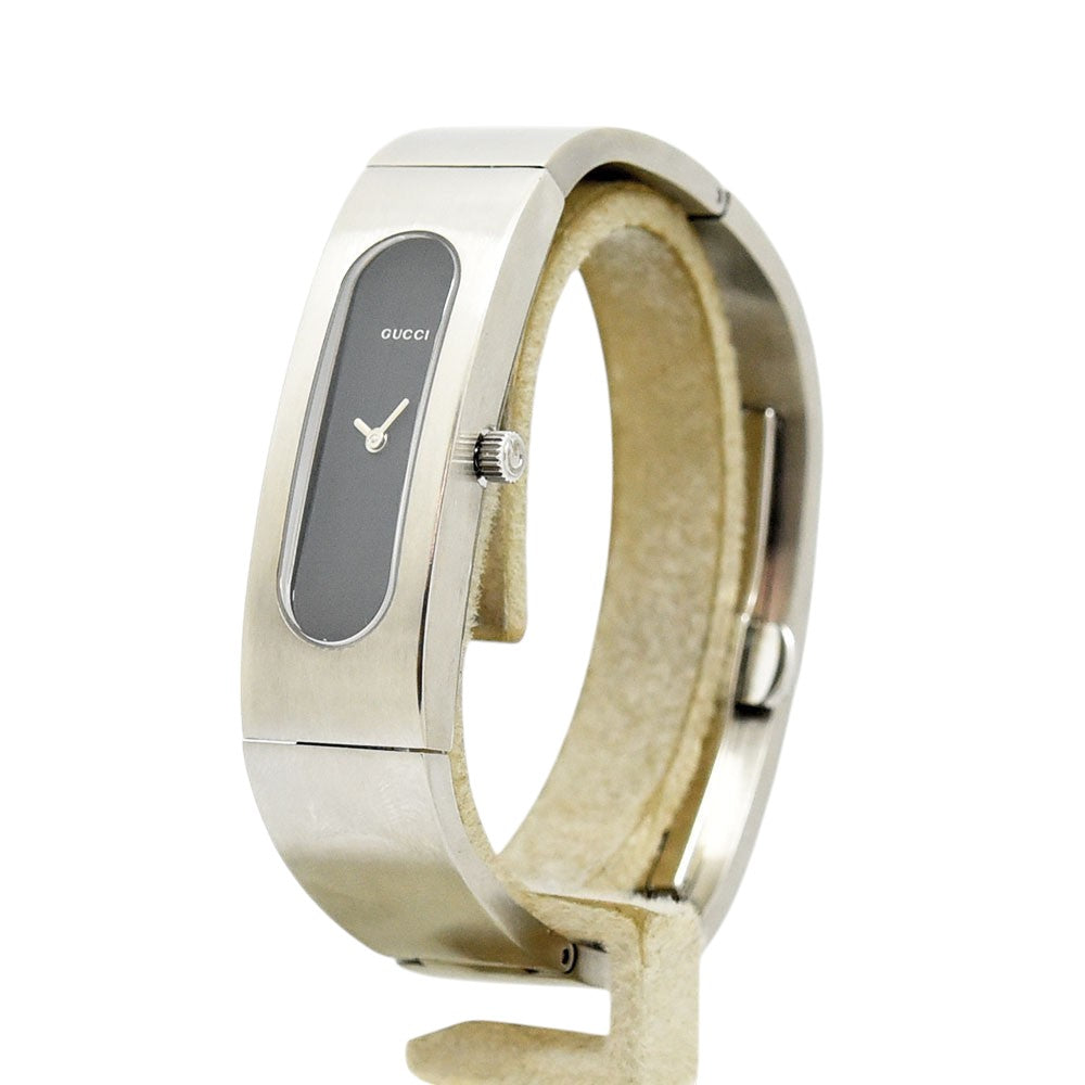 VINTAGE WATCHES FASHIONのGUCCI 2400Sレディース腕時計。シルバーのステンレススチール製バングル型ケースとブラックの文字盤が特徴のミニマルなデザイン。