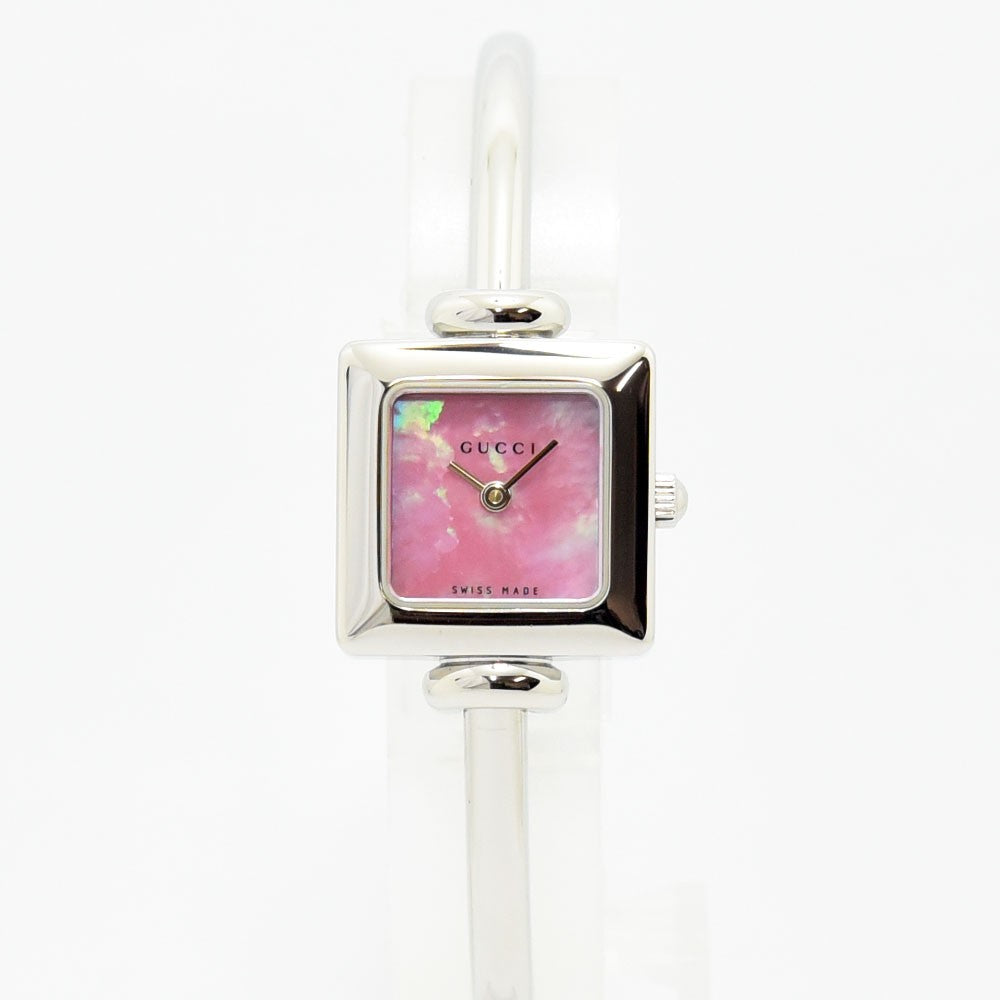 VINTAGE WATCHES FASHIONのGUCCI 1900Lレディースバングルウォッチ。ピンクシェル文字盤とシルバーのステンレススチール製スクエアケースが特徴。