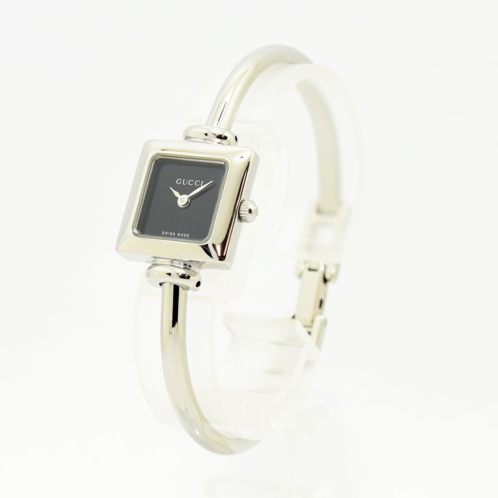 VINTAGE WATCHES FASHIONのGUCCI 1900シリーズ、ブラック文字盤のスクエア型ステンレス製バングルウォッチ