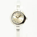 VINTAGE WATCHES FASHIONのGUCCI 105シリーズ レディースバングルウォッチ。シルバーのステンレス製でミニマルな文字盤が特徴のジュエリーウォッチ。