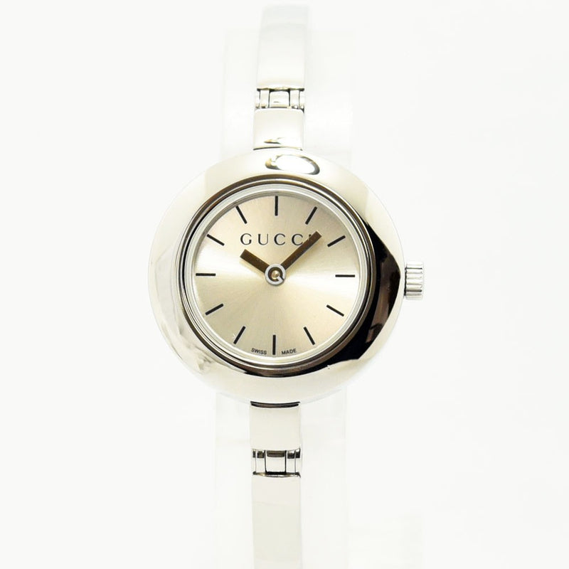 VINTAGE WATCHES FASHIONのGUCCI 105シリーズ レディースバングルウォッチ。シルバーのステンレス製でミニマルな文字盤が特徴のジュエリーウォッチ。