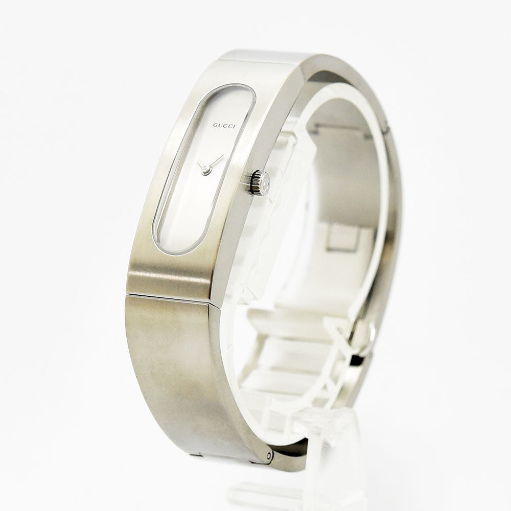 VINTAGE WATCHES FASHIONのGUCCI 2400Sレディースバングルウォッチ。洗練されたシルバーのステンレススチール製で、ミニマルな楕円形ケースが特徴。